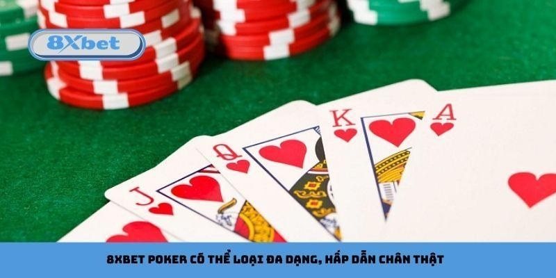 Bàn poker phủ nỉ xanh với chồng chip đỏ và bộ lá bài cơ lớn
