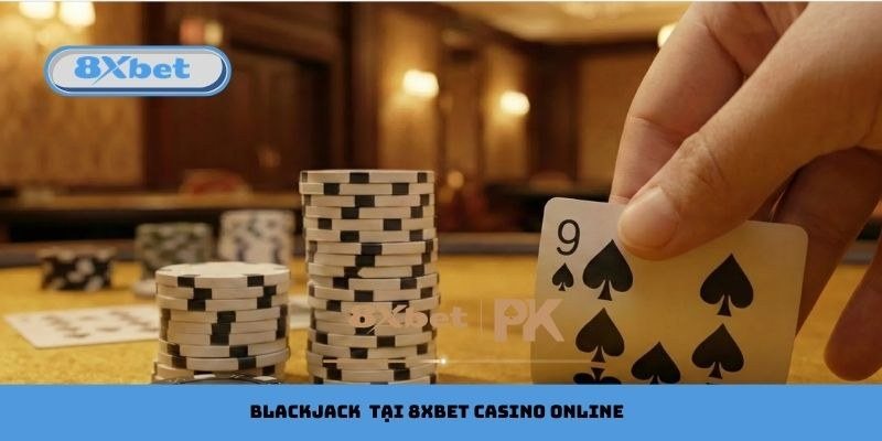 Chồng chip và lá bài minh họa trò Blackjack tại sòng bài online