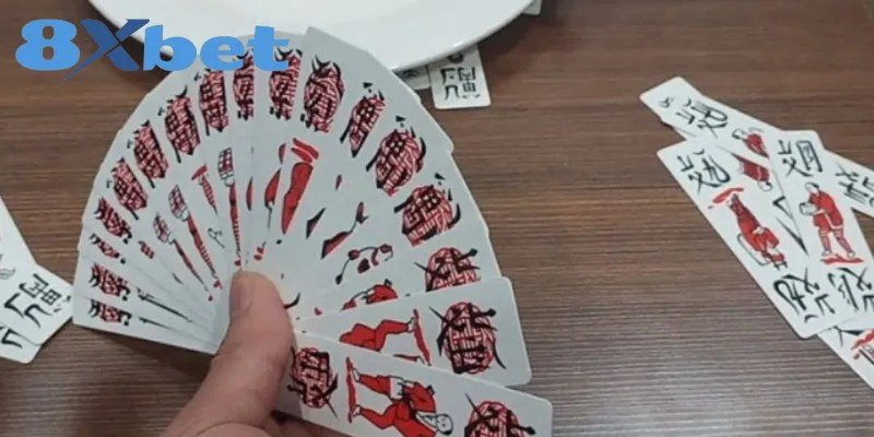 Bài chắn với bộ 100 lá Văn, Vạn, Sách xòe trên tay người chơi