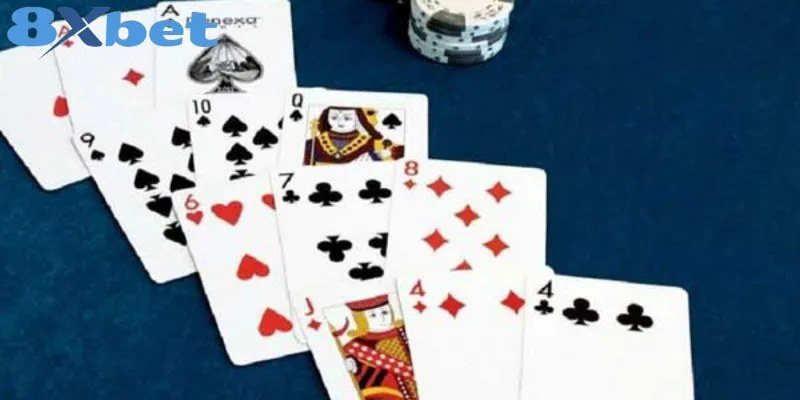 Bộ bài tây xòe trên nền xanh dương minh họa kinh nghiệm mậu binh online