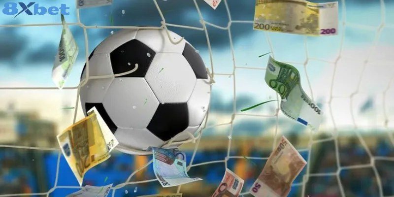 Quả bóng bay vào lưới giữa tiền mặt, minh họa các loại kèo Champions League