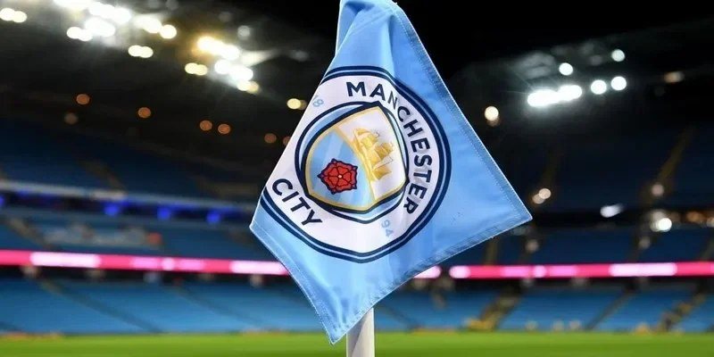 Cờ góc in logo Manchester City trên sân Etihad, đối tác cá cược chính thức của 8Xbet