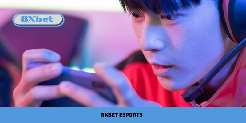 Game thủ trẻ tập trung chơi Liên Quân Mobile trên điện thoại với tai nghe