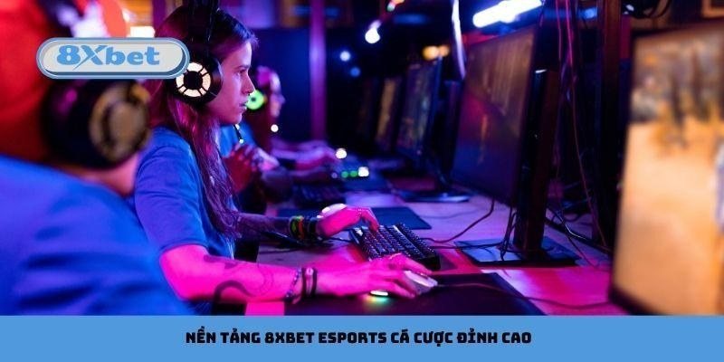 Nữ game thủ đeo tai nghe thi đấu trò chơi sinh tồn trong phòng máy ánh đèn neon