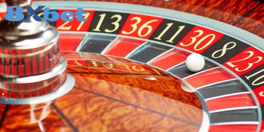 Viên bi dừng trên ô số, minh họa cách chọn số roulette theo vùng bánh xe