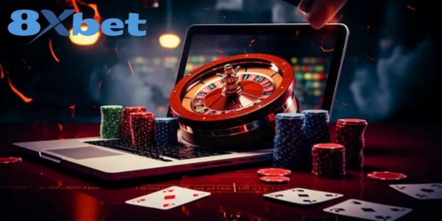Bánh xe roulette và chip cược trên laptop minh họa casino RNG và casino trực tiếp