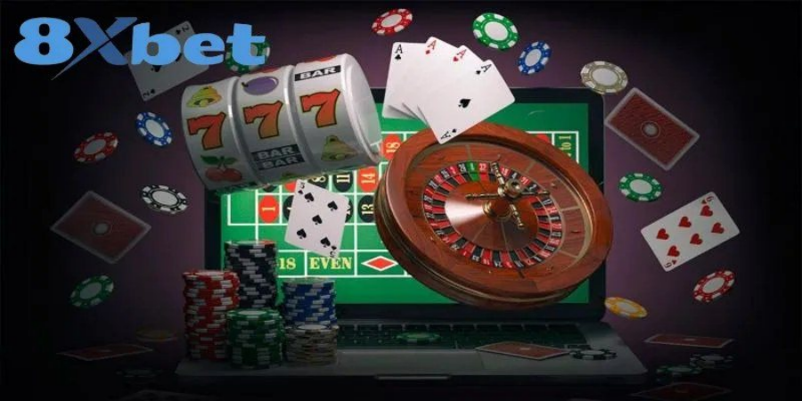 Roulette, máy slot và bàn cược trên laptop minh họa nhà cung cấp casino