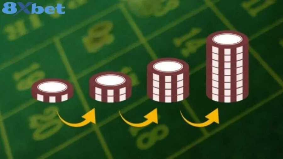 Các cột chip tăng dần trên bàn cược minh họa nguyên lý Martingale