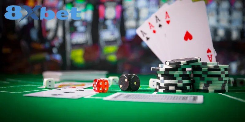 Bộ lá A cùng chồng chip đen xanh trên bàn nỉ khi cân nhắc bluff poker