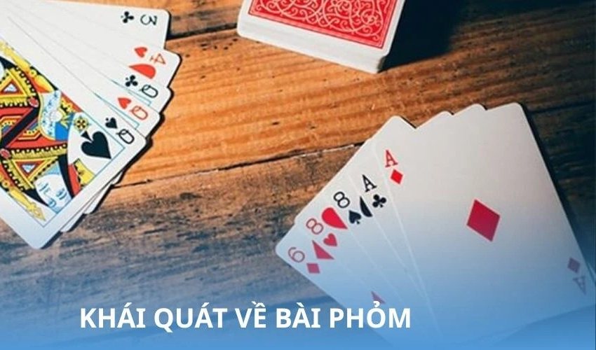 Các lá bài tây úp và ngửa trên mặt bàn gỗ khi chơi tá lả online
