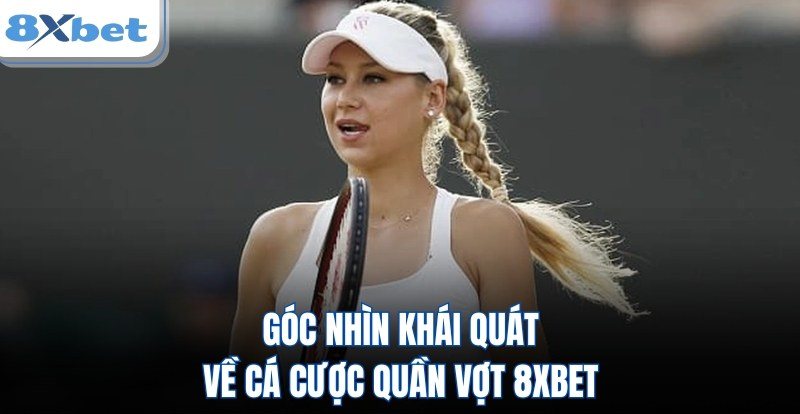 Tay vợt nữ trên sân minh họa mẹo phân tích mặt sân và giao bóng khi cược tennis