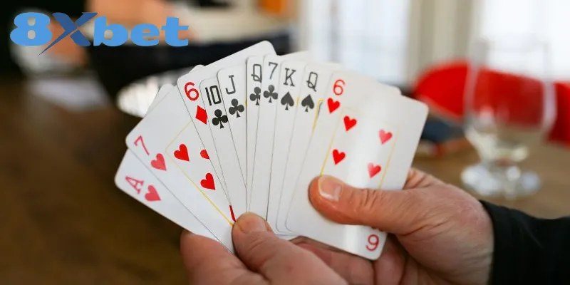 Game bài đổi thưởng phổ biến với bộ bài 52 lá trên tay người chơi