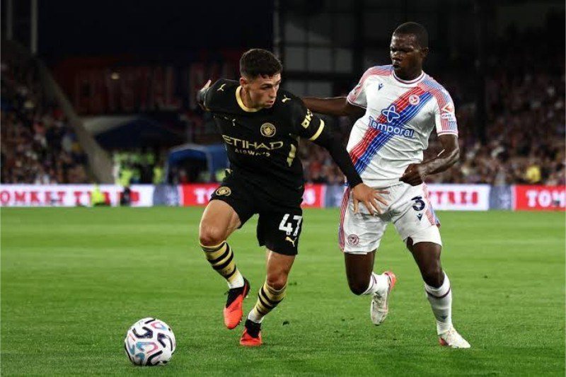 Cầu thủ Manchester City đi bóng trong trận Ngoại hạng Anh có kèo đầy đủ tại 8Xbet