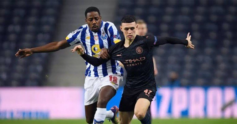 Pha tranh bóng giữa Porto và Manchester City ở vòng phân hạng kèo cúp C1