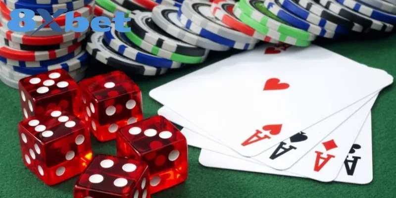 Lá Át và xúc xắc minh họa gợi ý nên chơi game bài nào